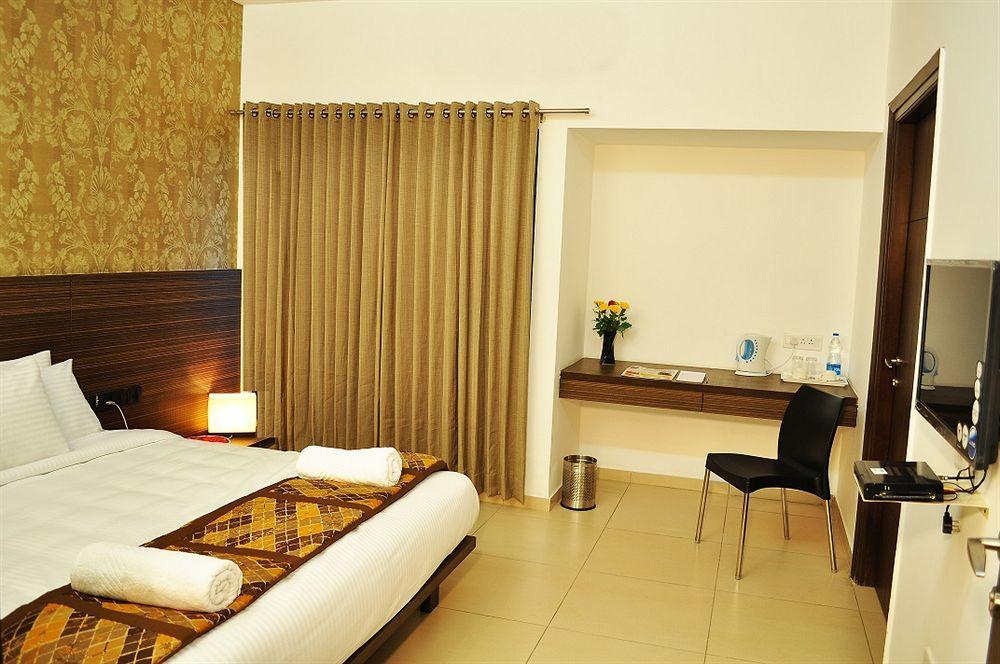 The Palazzo Hotel Haiderabad Buitenkant foto